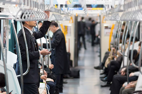 夫が電車内での置き引きで逮捕された！刑の重さや対処法を大阪の弁護士が解説